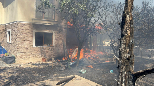 Çanakkale'de boğaz duman altında kaldı, vatandaşlar deniz yoluyla tahliye edilmeye başlandı