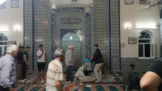 Depremde hasar gören camiyi incelerken hayatını kaybetti