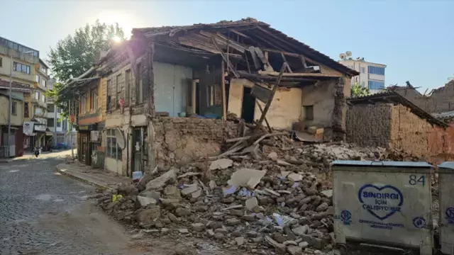 Depremin vurduğu Sındırgı havadan görüntülendi