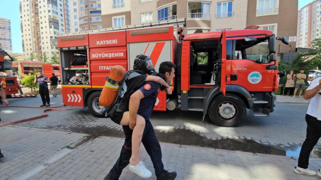 Kayseri'de 14 katlı binada yangın! Mahsur kalanlar kurtarıldı