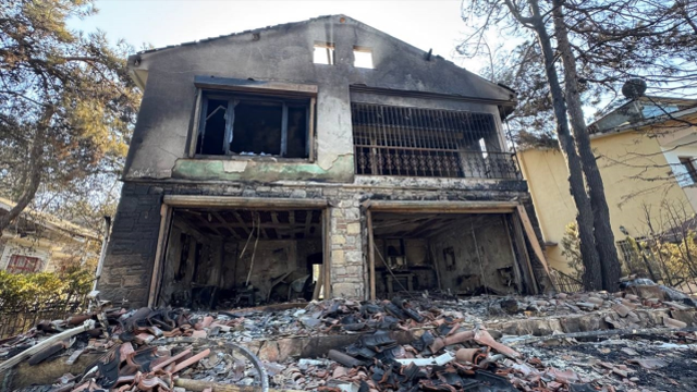 Çanakkale'deki yangın büyük ölçüde kontrol altına alındı, geriye bu manzara kaldı
