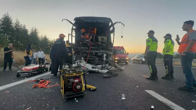 Yolu otobüsü soğan yüklü kamyona arkadan çarptı: Ölü ve yaralılar var