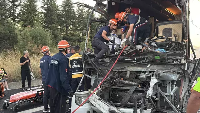 Yolu otobüsü soğan yüklü kamyona arkadan çarptı: Ölü ve yaralılar var