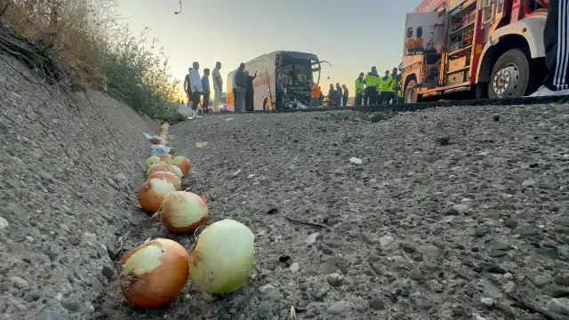 Yolu otobüsü soğan yüklü kamyona arkadan çarptı: Ölü ve yaralılar var
