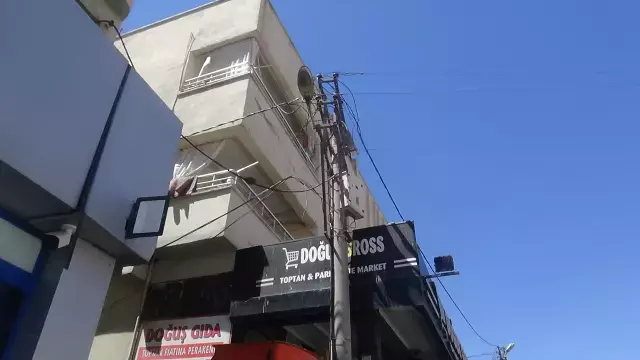 Elektrik direğinde akıma kapılan usta beton zemine çakıldı