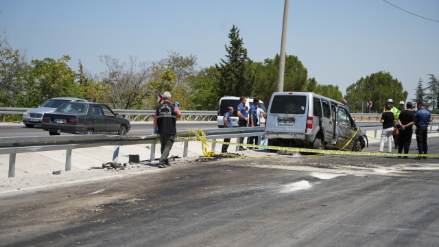 Panelvan ile hafif ticari araç çarpıştı: 3 ölü, 3 yaralı