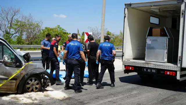 Panelvan ile hafif ticari araç çarpıştı: 3 ölü, 3 yaralı