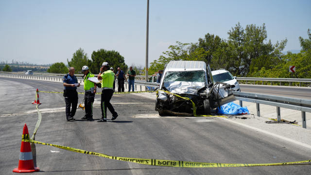 Panelvan ile hafif ticari araç çarpıştı: 3 ölü, 3 yaralı