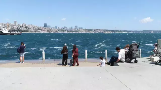 İstanbul'da fırtına nedeniyle devrilen ağaçlar