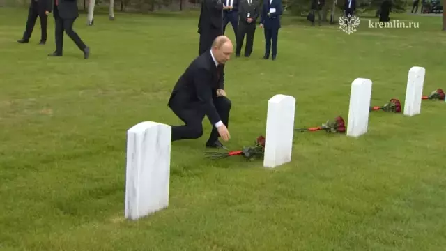 Rusya'ya dönmeden mezar ziyareti yaptı