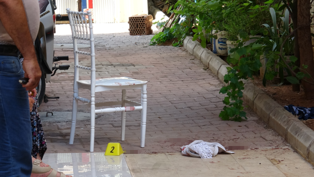 Antalya'da Bıçaklı Saldırı: Eski Eş ve Arkadaşı Yaralandı