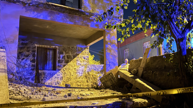 Diyarbakır'da bir evin balkonu çöktü, 2'si çocuk 5 kişi enkaz altına kaldı