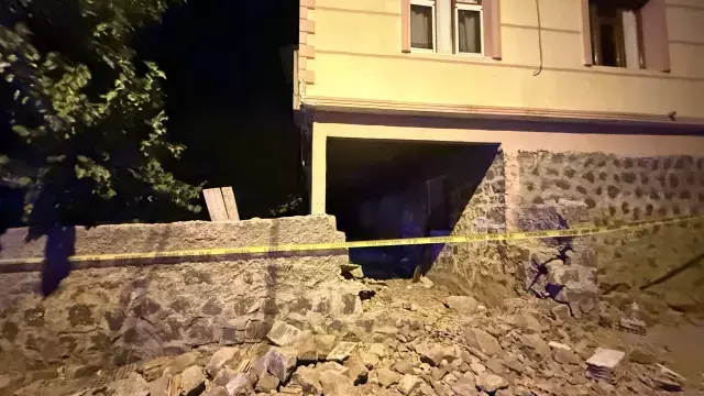 Diyarbakır'da bir evin balkonu çöktü, 2'si çocuk 5 kişi enkaz altına kaldı
