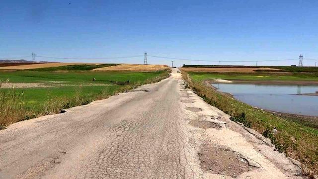 Felaket gibi görüntüler! Eski yol ortaya çıktı