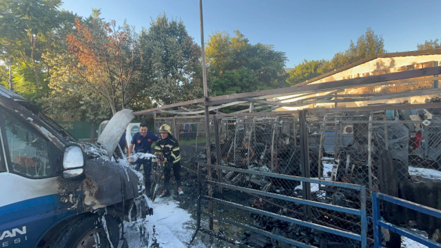 Belediyenin temizlik araçları yangında küle döndü