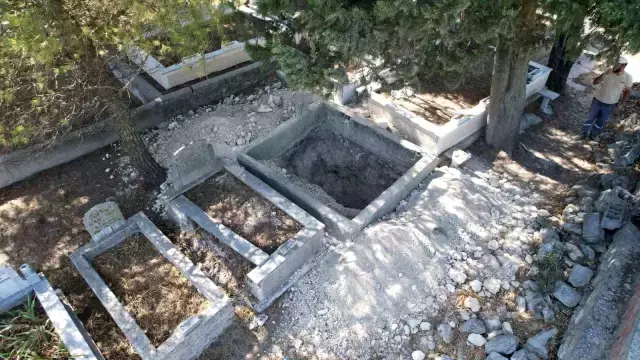 'Ermeni mezarlığı' diyerek kazdılar! Yakınlarının kemiklerini dışarıda bulan mahalleli büyük tepki gösterdi.