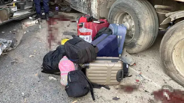 Yurt çocuklarını taşıman minibüs, tırın altına girdi: 2 ölü, 10 yaralı