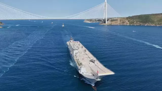 TCG Anadolu'nun Geçiş Töreni İstanbul Boğazı'nda Yapıldı