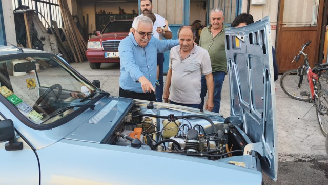 41 Yıl Sonra Özlemle Bulduğu Otomobilini Restore Ettirip Torununa Hediye Etti