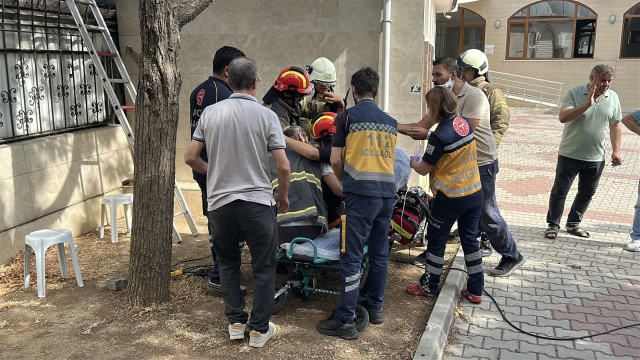 Oyun oynarken demir korkuluk koluna saplandı