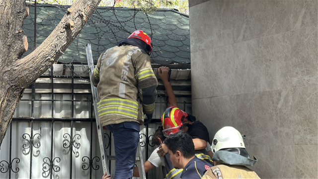 Oyun oynarken demir korkuluk koluna saplandı