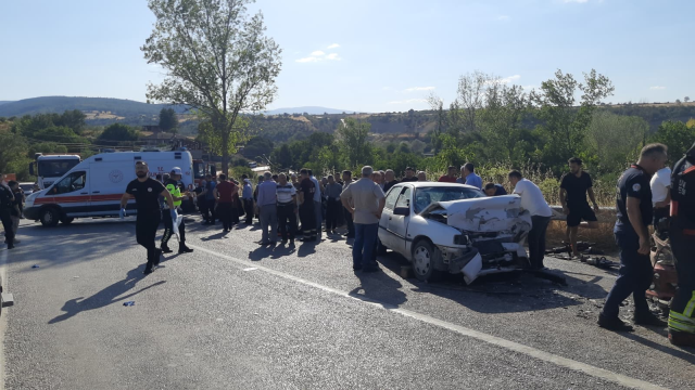 Samsun'da iki araç kafa kafaya çarpıştı: 1 ölü, 13 yaralı