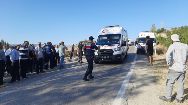 Samsun'da iki araç kafa kafaya çarpıştı: 1 ölü, 13 yaralı