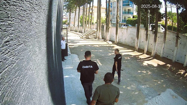 CHP'li Belediye Başkanı taş döşemek istemeyen zabıtaları sopayla dövdü