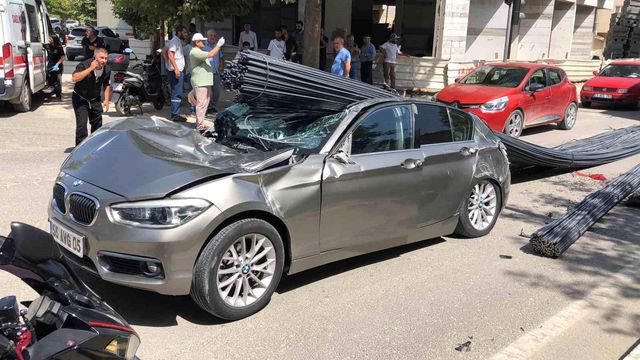 Lüks araç tonlarca demirin altında kaldı, meraklılar fotoğraf çekmek için birbiriyle yarıştı