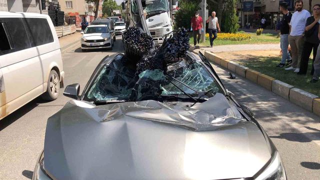 Lüks araç tonlarca demirin altında kaldı, meraklılar fotoğraf çekmek için birbiriyle yarıştı
