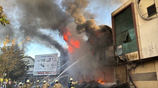 İstanbul'un göbeğinde büyük yangın! İş yerleri alevlere teslim oldu