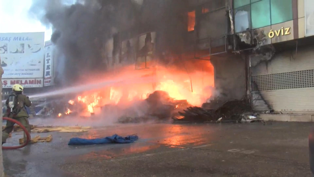 İstanbul'un göbeğinde büyük yangın! İş yerleri alevlere teslim oldu
