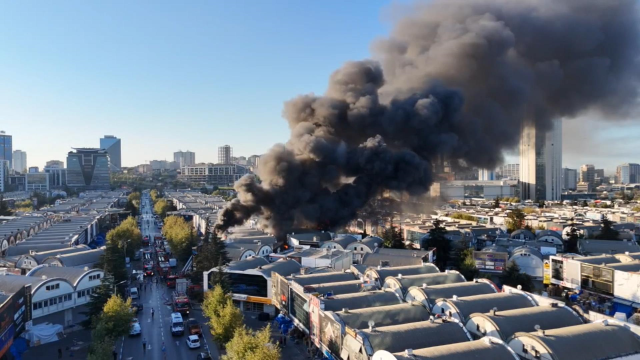 İstanbul'un göbeğinde büyük yangın! İş yerleri alevlere teslim oldu