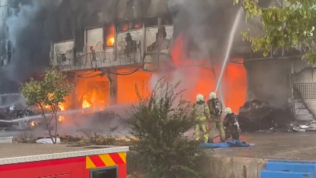 İstanbul'un göbeğinde büyük yangın! İş yerleri alevlere teslim oldu