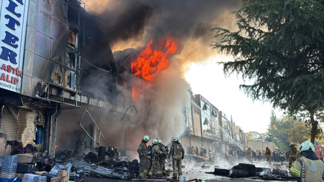 İstanbul'un göbeğinde büyük yangın! İş yerleri alevlere teslim oldu