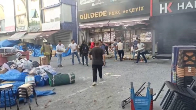 İstanbul'un göbeğinde büyük yangın! İş yerleri alevlere teslim oldu