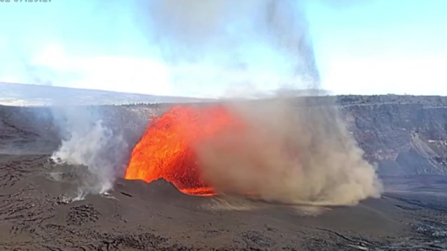 Hawaii'deki Kilauea Yanardağı'nda 32'inci patlama! 100 metreye kadar lav püskürdü