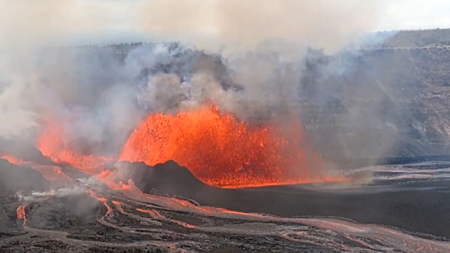 Hawaii'deki Kilauea Yanardağı'nda 32'inci patlama! 100 metreye kadar lav püskürdü
