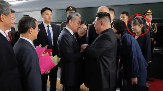 Kim Jong Un, halefi olarak gördüğü 12 yaşındaki kızını ilk kez dünyaya tanıttı