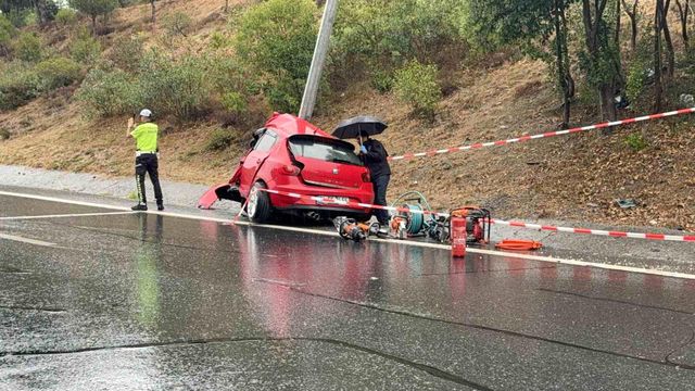 İstanbul'da korkunç kaza! Otomobil kağıt gibi katlandı