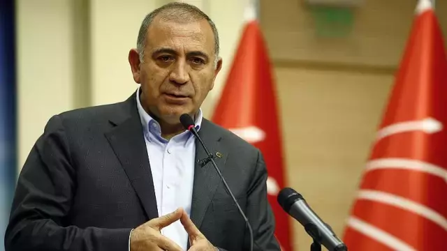 Çevik kuvvet ekipleri CHP İstanbul İl Başkanlığı önünde toplandı, arbede çıktı
