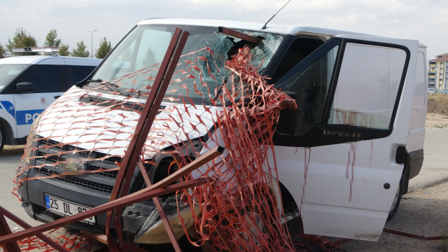 Demir parçası, minibüs sürücüsünün kafasına saplandı