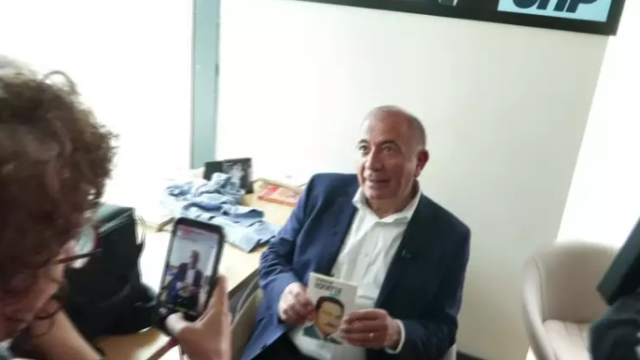 Gürsel Tekin, protestolar sürerken CHP İl Başkanlığı binasına girdi