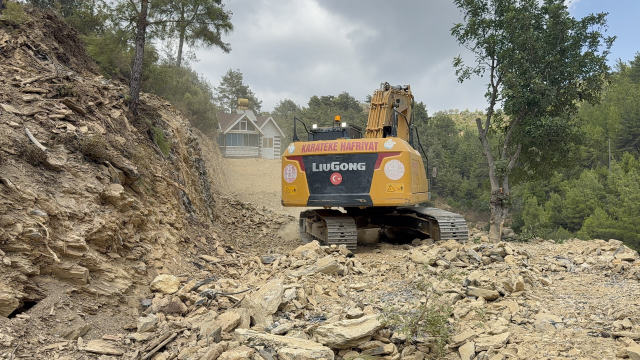 Yıkım kararı gelen evini rayların üzerinden yürüterek kaçırdı