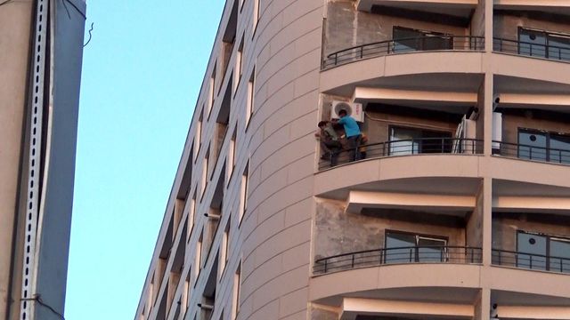 Şanlıurfa'da Çocuklar 8. Katta Tehlikeli Klima Montajı Yaptı