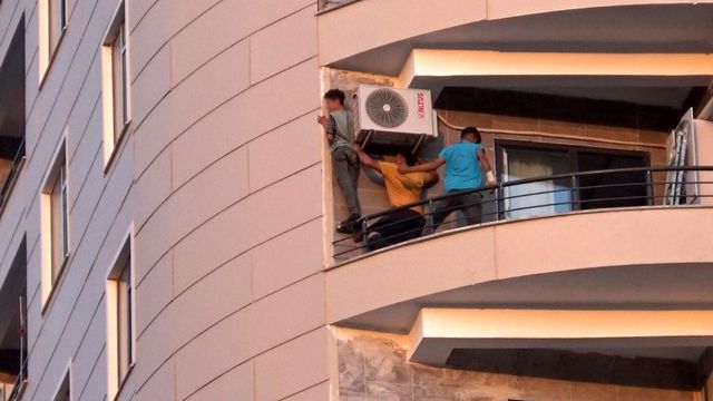 Şanlıurfa'da Çocuklar 8. Katta Tehlikeli Klima Montajı Yaptı