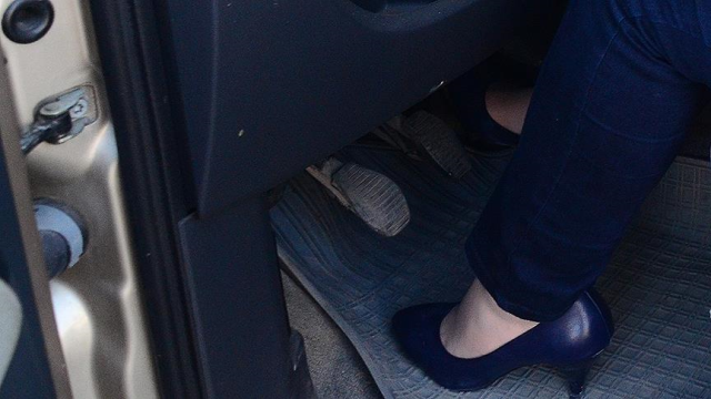 Terlik ya da topuklu ayakkabıyla trafiğe çıkan ceza yiyebilir