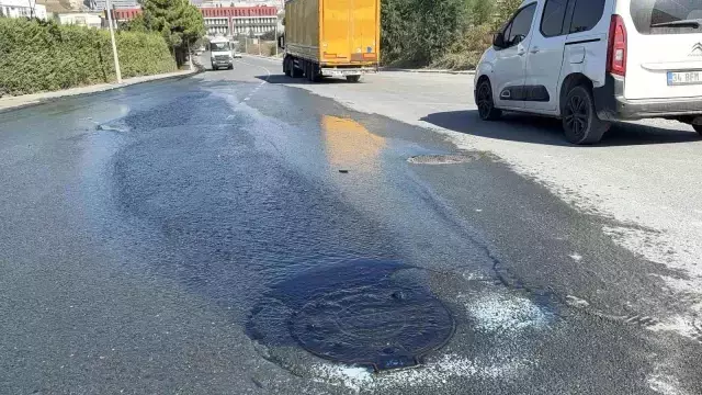 İstanbul'da endişelendiren görüntü! Fabrika atığı kanalizasyondan taştı