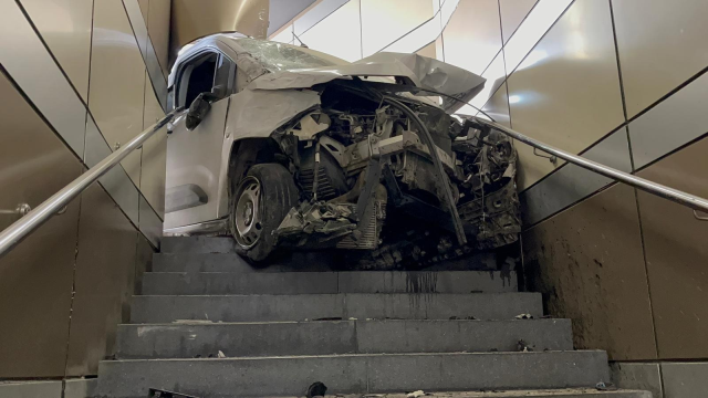 Lastiği patlayan araç metroya daldı, merdivenlerde sıkıştı