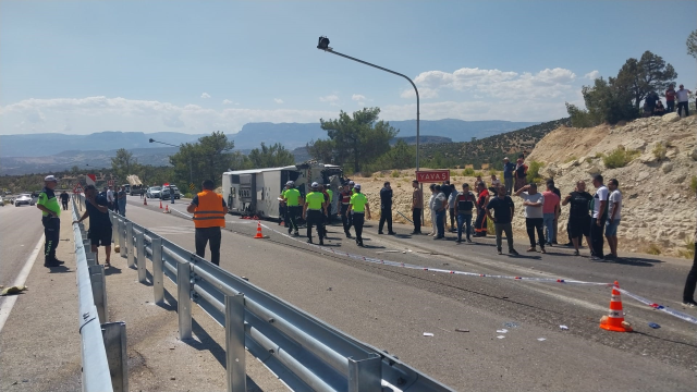 Kamyonla otobüs birbirine girdi! Ölü ve yaralılar var